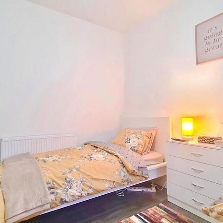 Deluxe Private Room In Manor Park London Exterior foto